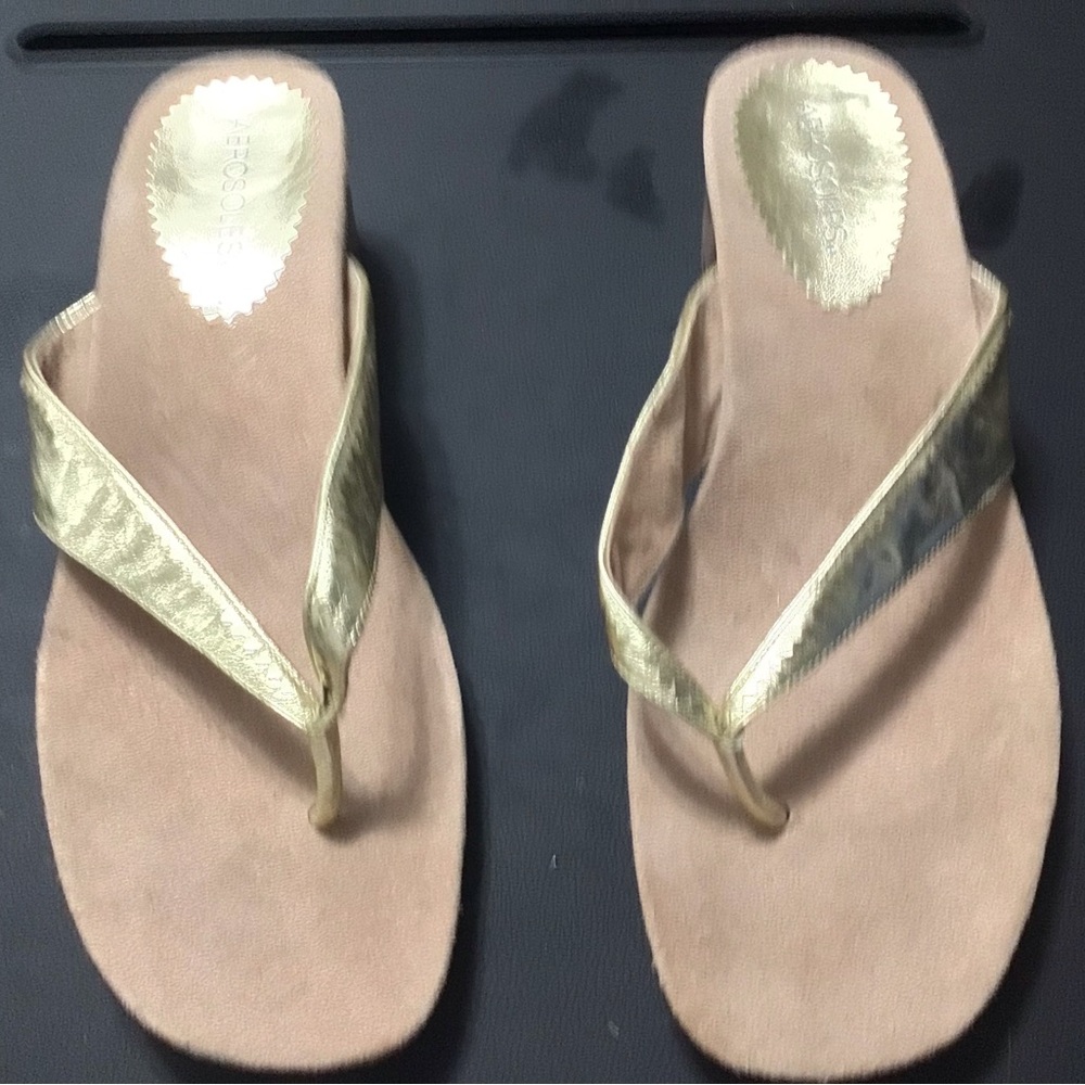 AEROSOLES Gold Sandals Elegant Summer Footwear